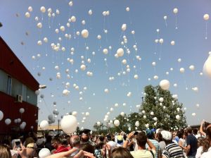 Ballonger med namn på de mördade fångar i Omarska koncentrationslägret, släpps loss, vid en minnesceremoni i augusti 2012
