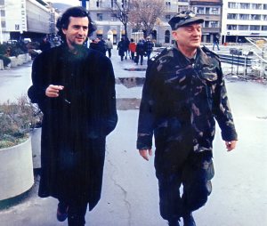 Divjak (till höger) med franske författaren och filosofen Bernard Henri Lévy 1994 i den då belägrade Sarajevo under inspelningen av Lévys dokumentär : Bosna!