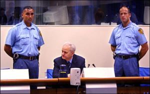 Slobodan Milosevic inför tribunalen i Haag