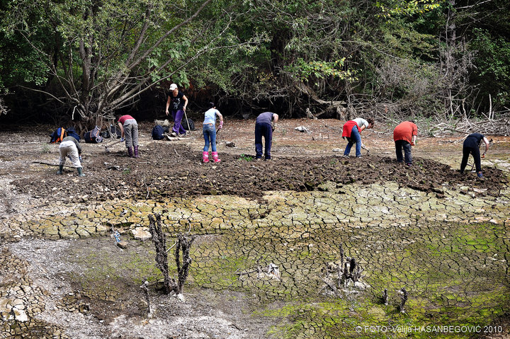 Exhumations At Lake Perucac photo: Velija Hasanbegovic 