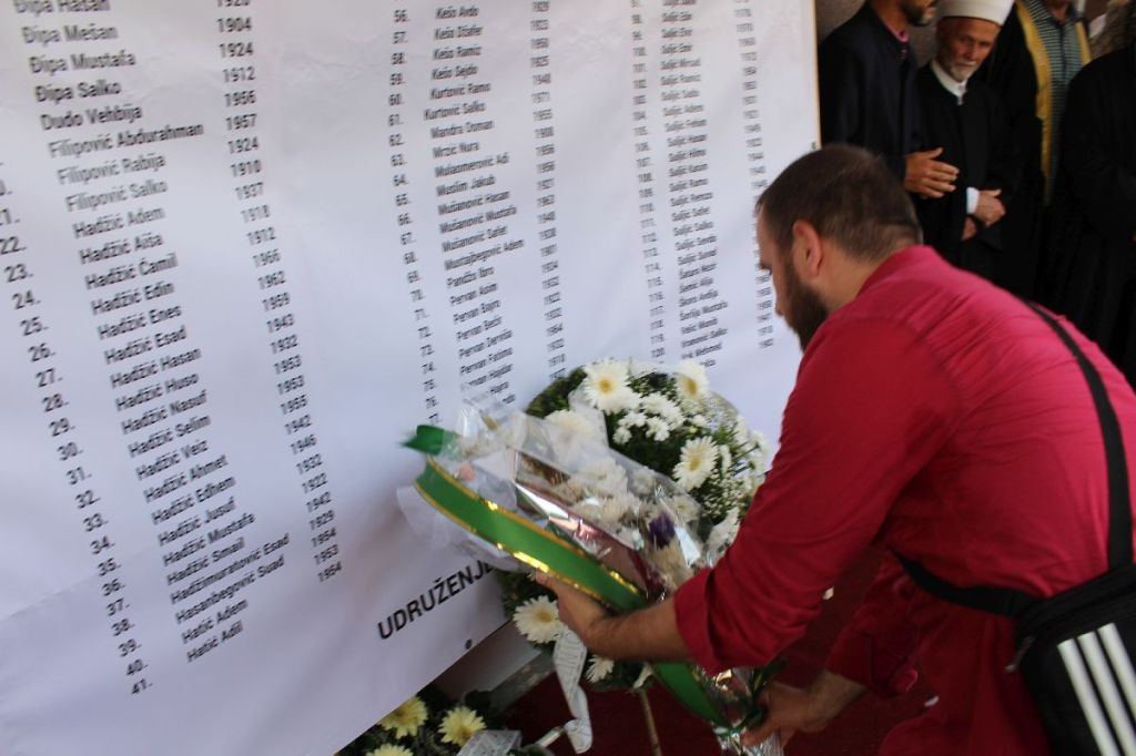 Honoring the dead in Kalinovik (photo: Anadolu Agency) 